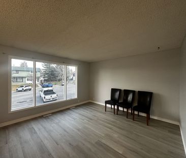 11 Berkley Court Northwest, Calgary - Photo 1