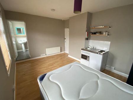 1 bedroom in a house share to rent - Photo 3