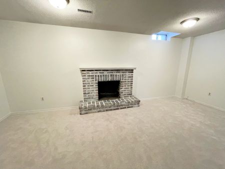 For Lease - 567 Millard Street, Whitchurch-Stouffville, Ontario - Photo 3