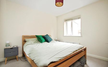 Ocean present a modern well appointed ground floor apartment set back off the popular North Street in Southville, close to the City Centre and Temple Meads Station. Unfurnished available in January. EPC-B - Photo 3