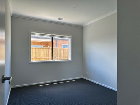 17 Skyros Road, Fraser Rise VIC - Photo 4