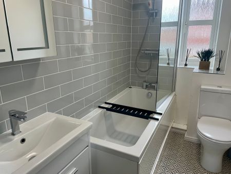2 bedroom mid terrace to let - Photo 3