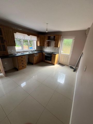 3 Bed Semi-detached House - Photo 3