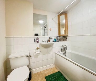 Nightingale Shott, Egham, Surrey, TW20 9SU - Photo 4