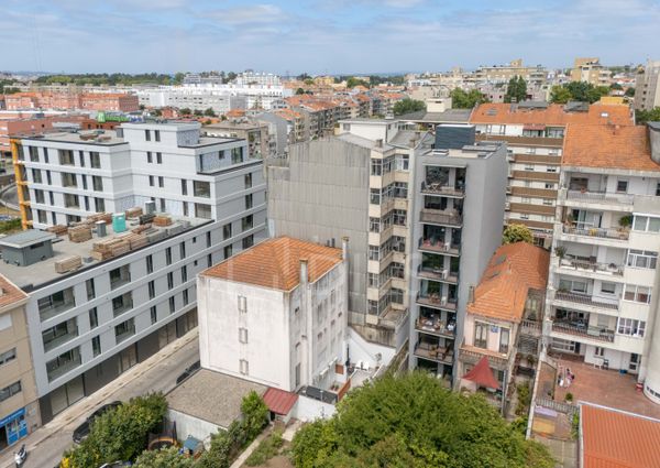 Apartamento T1 com varanda - Novo - Casa da Musica - Rotunda Boavista