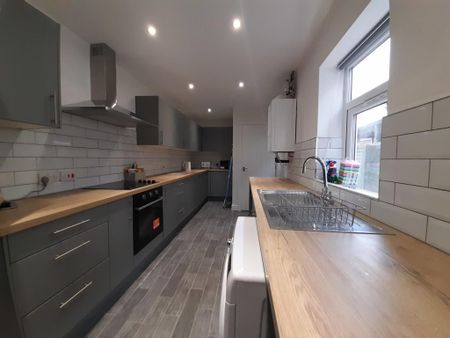 1 bedroom in a house share to rent - Photo 4