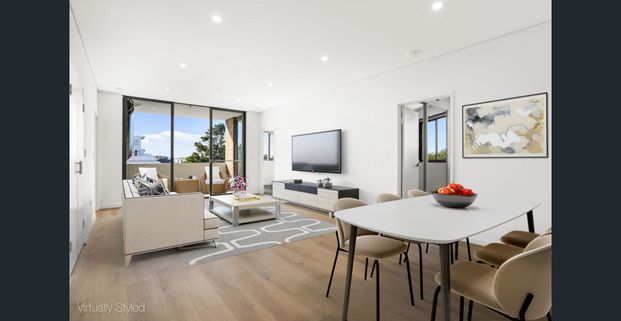 Luxurious Three-Bedroom Apartment in Central Location - Photo 1