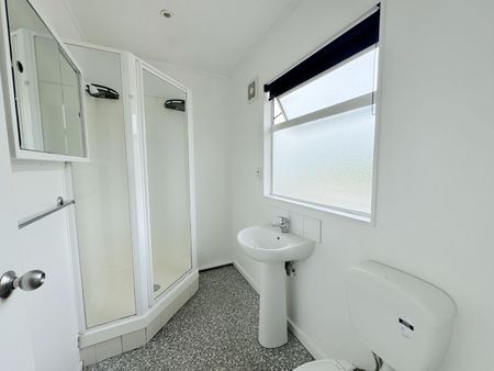 One-Bedroom Apartment with Parking in Mt Wellington - Photo 5