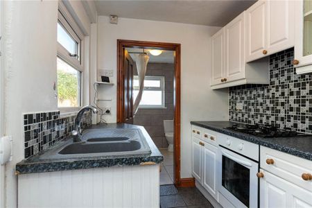 2 bedroom end of terrace house to rent - Photo 5