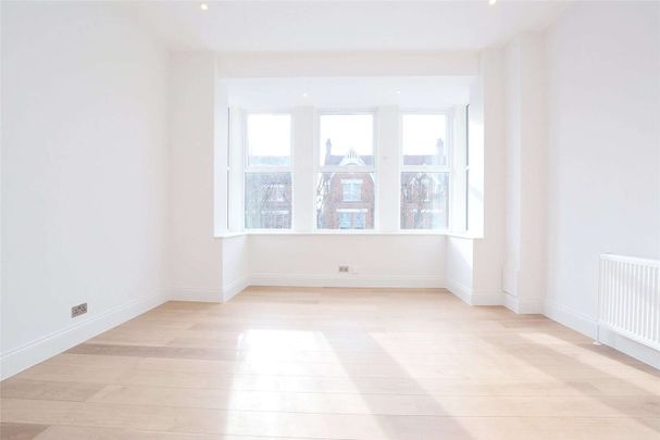 A well-presented two bedroom flat in the heart of West Hampstead. - Photo 1