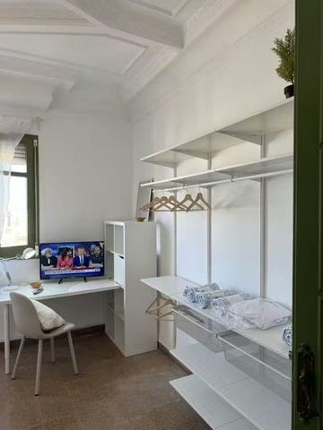 Calle del Hospital, Valencia, Valencian Community 46001 - Photo 5