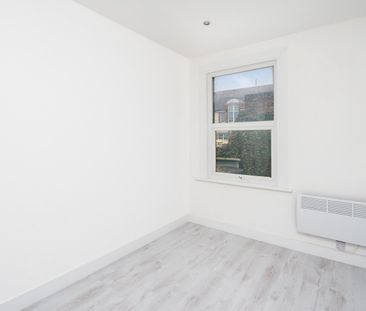 2 Bed Flat, Oulton Road, N15 - Photo 2