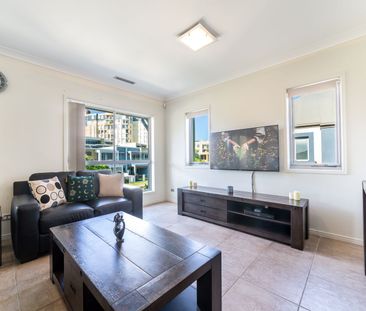 3-Bedroom Apartment in Prestigious Emerald Lakes - Photo 2