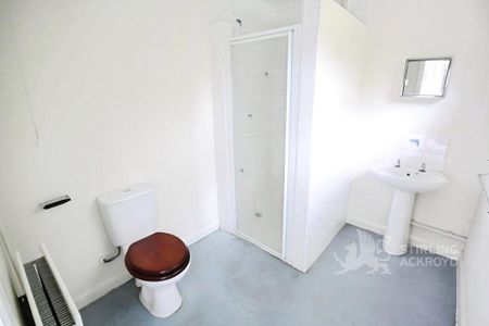 5 bedroom semi-detached house to rent - Photo 4