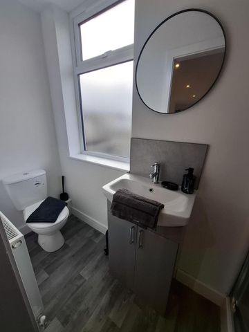 Room to let in newly refurbished HMO – Heneage Road - Photo 5