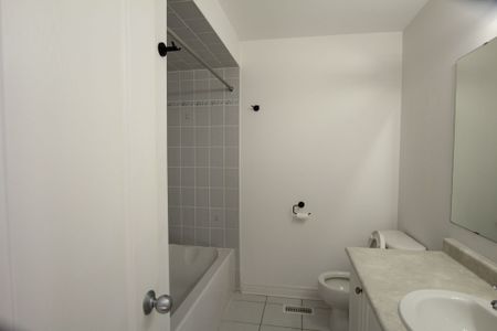 For Lease - 31 West Park Avenue, Bradford West Gwillimbury, Ontario - Photo 2