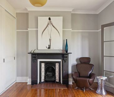 Elegant 3-level terrace with refined contemporary style - Photo 3