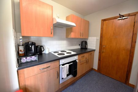 2 bedroom Flat in Flat C, Leeds - Photo 2