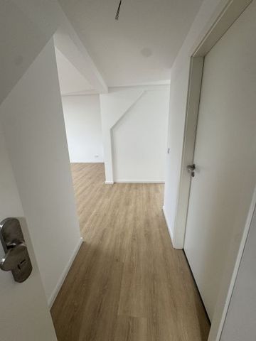 Erstbezug: 2 Zimmer-Dachgeschosswohnung Nähe Bahnhof - Photo 3