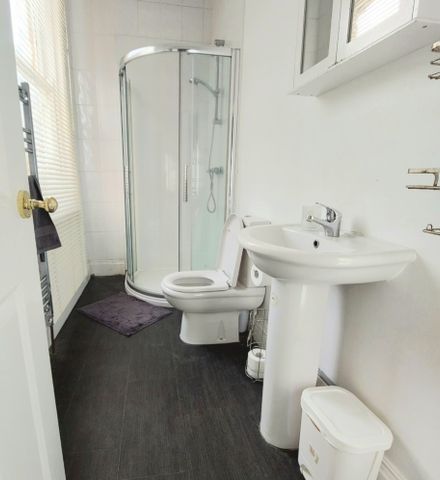 Beautiful large clean shared house in quiet leafy South Cliff area Room 2 - Photo 5