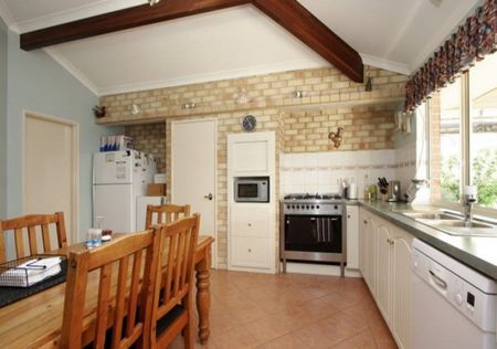 🏡 A Dream Home in Canning Vale! A 4-Bedroom Haven 🏡 - Photo 5