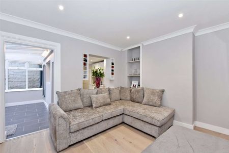 A beautifully presented house with courtyard garden and off-street parking in the centre of Windsor town. - Photo 2