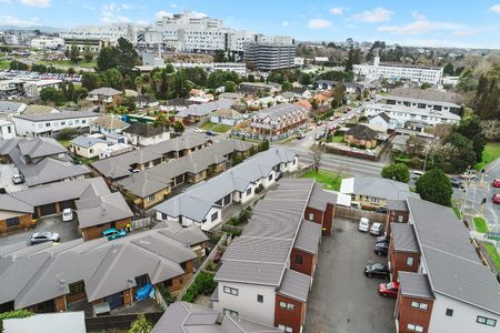 Well presented two bedroom townhouse, conveniently located a short distance from Waikato Hospital and the CBD. - Photo 5