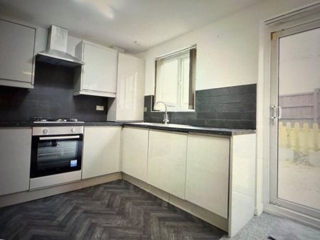 4 Bed Terraced House, Saddlecote Close, M8 - Photo 2