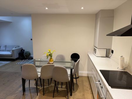 3 Bed Flat, London, W5 - Photo 2