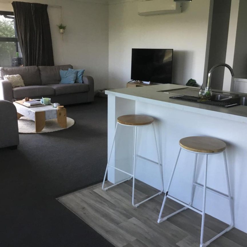 Modern family home - Photo 1