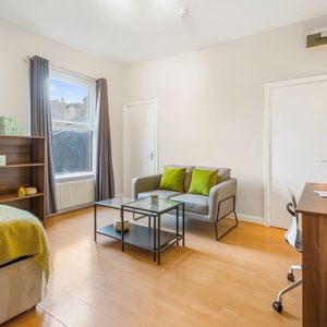 Flat 4, 2 MOOR VIEW Leeds - LS6 1AQ - Photo 2