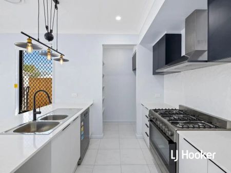 “Elegant Designer Home in a Peaceful Pallara Pocket!” - Photo 5