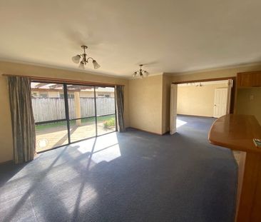 This appealing, sun-filled home features a bright open-plan kitchen... - Photo 5