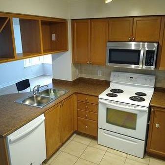 Burnhamthorpe / Living Arts Luxurious 2Bdrm Corner Functional Floor P - Photo 4