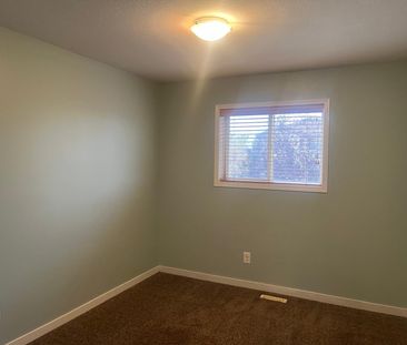 4 Bedroom Duplex with Single Attached Garage - Photo 2