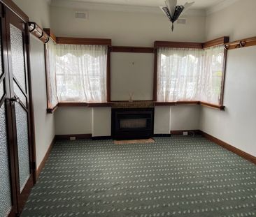 BEAUTIFUL HOME MINUTES FROM BALLARAT CBD - Photo 1