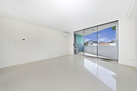 Light Filled Apartment - Photo 2