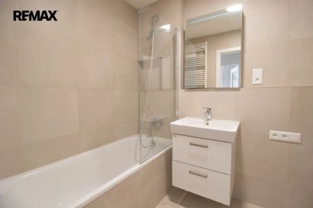 Pronájem bytu 2+kk s garážovým stáním, Pardubice - Čtvrť Nová Tesla - Fotografie 5
