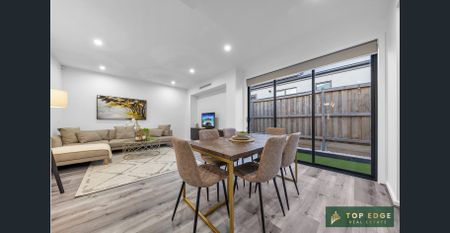 LUXE LIVING IN AN ENVIABLE LOCATION !! - Photo 4