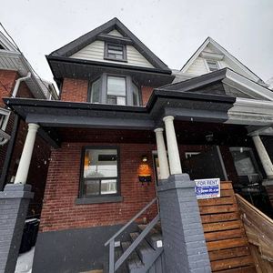 Renovated Main Floor ONE BEDROOM Apartment in The Beaches - Photo 3