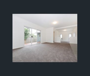 Style and Sophistication - Photo 3