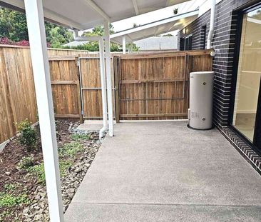 PERFECTLY LOCATED - SPACIOUS 3 BED TOWNHOUSE WITH DUCTED AIRCON - Photo 3