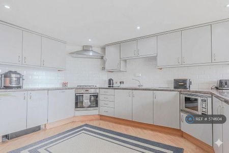 2 bedroom flat to rent - Photo 3