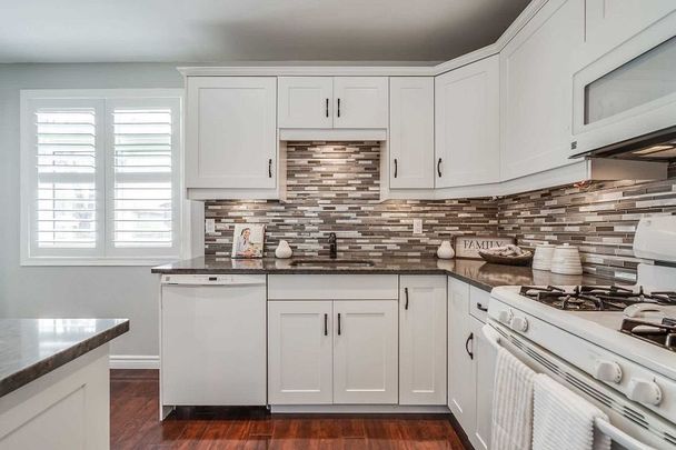 For Lease - 220 William Roe Boulevard, Newmarket, Ontario - Photo 1