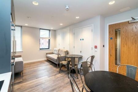 4 bedroom flat to rent - Photo 2