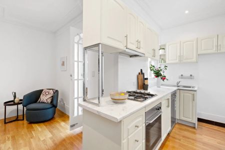Capture the charm, embrace the space, live the location - Photo 2