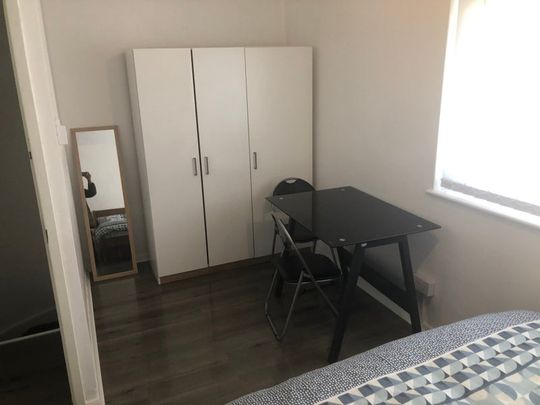 Room in a Shared House, Hurdlow Walk, M9 - Photo 1