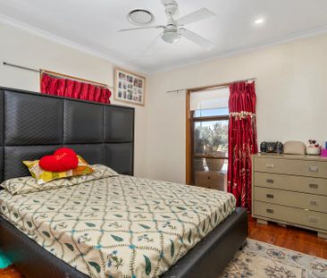 Family Living - Photo 6