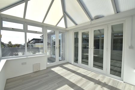 4 bedroom semi-detached bungalow to rent - Photo 2