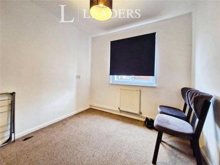 3 bedroom flat to rent - Photo 4